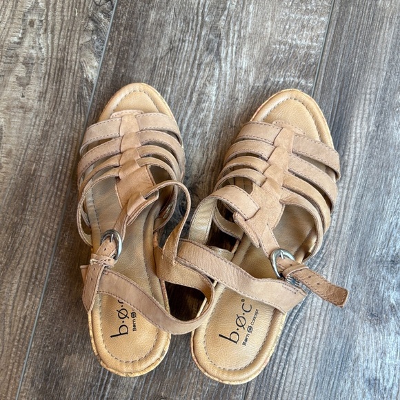 b.o.c. Tan Strappy Sandals with flower heel Women’s Size 9 - Picture 4 of 12